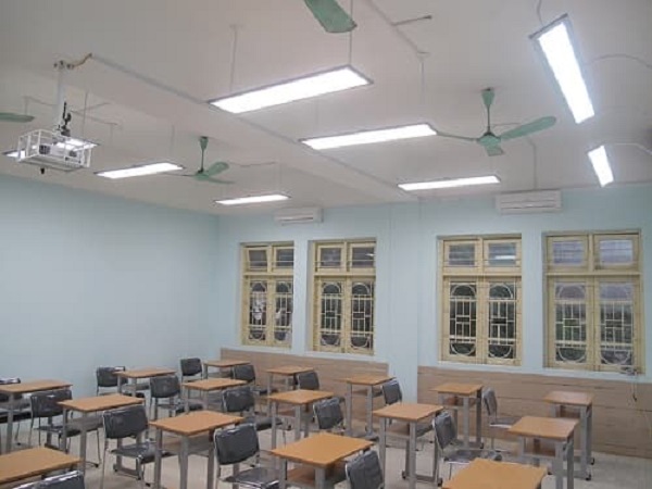 Đèn chiếu sáng phòng học:
Hoàn thành đúng thời gian kế hoạch, các phòng học tại Việt Nam đang được trang bị các hệ thống chiếu sáng hiện đại và tiện lợi, giúp cho các học sinh và giáo viên có thể làm việc, học tập một cách hiệu quả. Hãy xem những hình ảnh của các khoảng không gian học tập được cải thiện bởi các hệ thống chiếu sáng mới nhất trên thị trường.