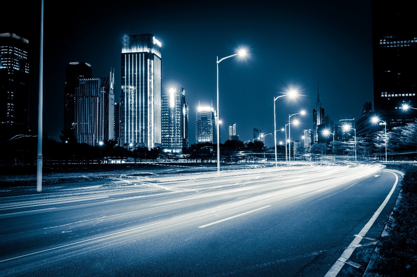 Không gian đường phố rực rỡ ánh sáng với đèn đường led công suất cao