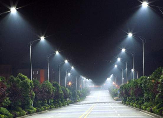 Không gian đường phố rực rỡ ánh sáng với đèn đường led công suất cao