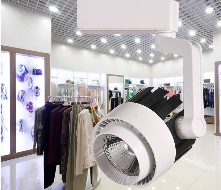 Shop thời trang thu hút khách hàng nhờ lắp đặt đèn led rọi ray