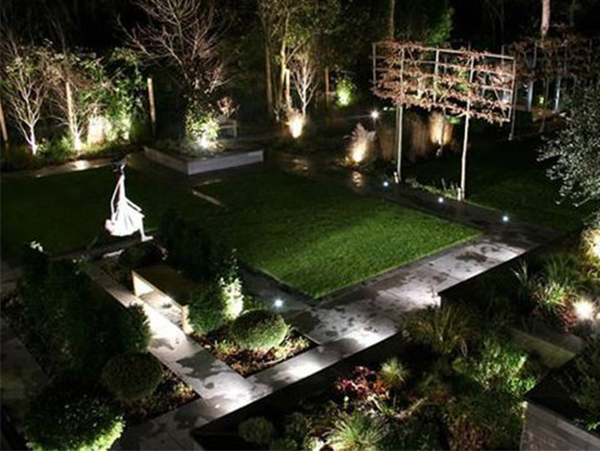 4 đặc điểm của đèn led cắm cỏ sân vườn chính hãng